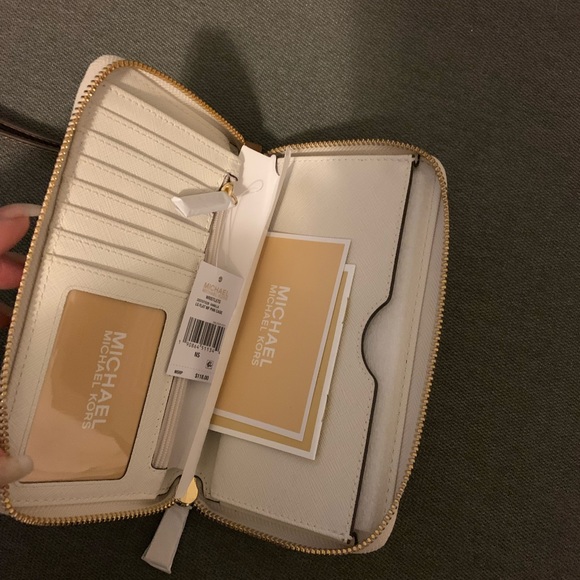 New Michael Kors Wallet - Picture 3 of 3